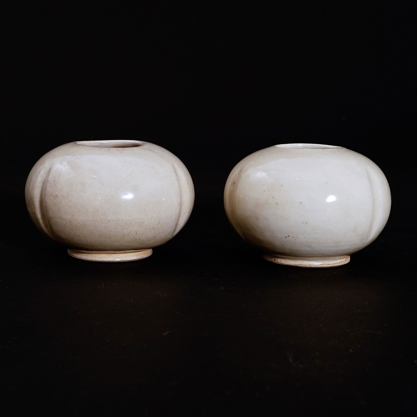 A pair of white glaze water containers in Tang Dynasty (1 of 4)