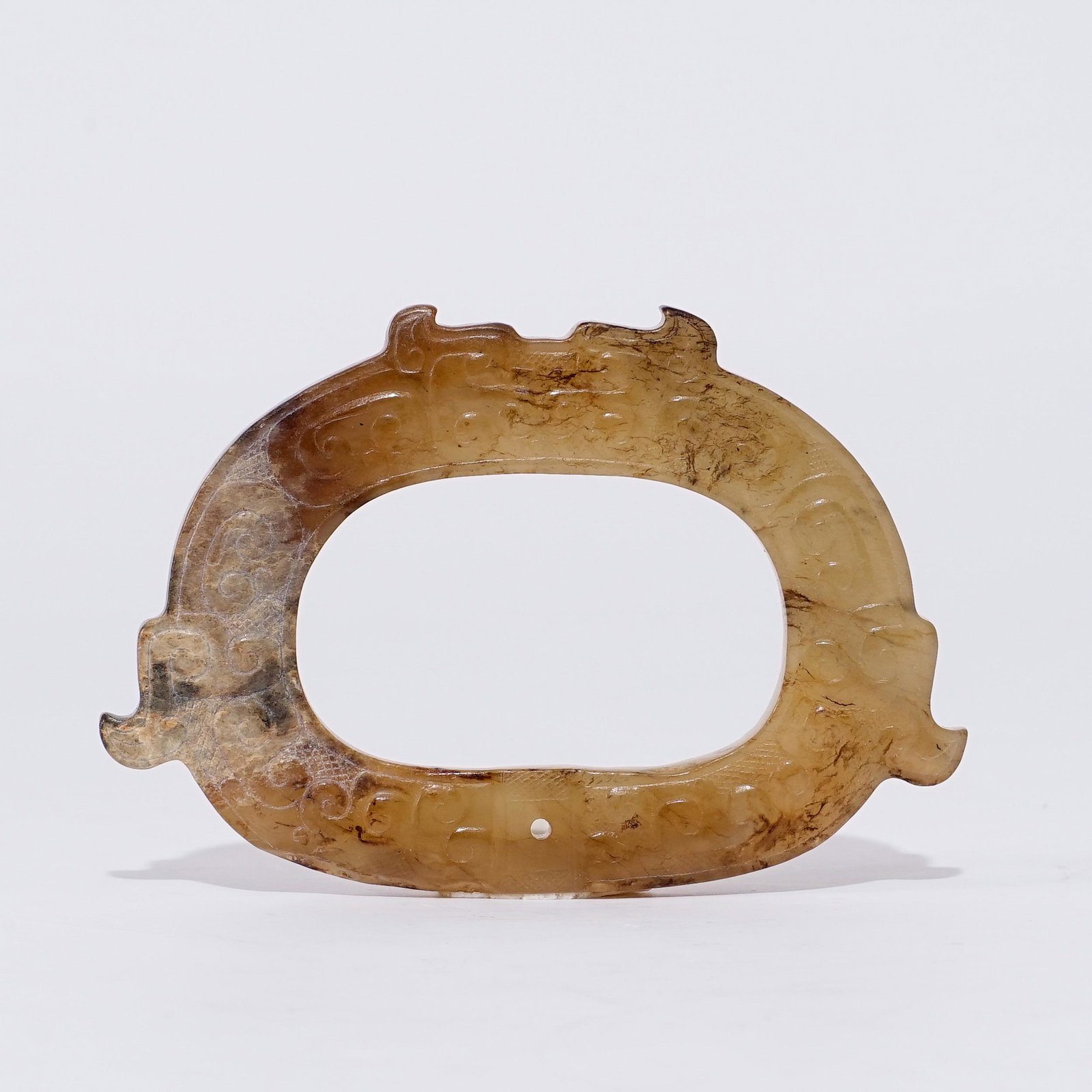 A knife-shaped jade ring in the Eastern Zhou period (1 of 3)