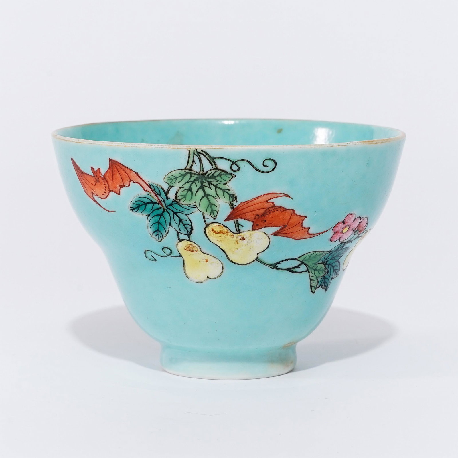 A turquoise glaze and famille rose  cup with a floral pattern in the Qianlong period of the Qing (1 of 4)