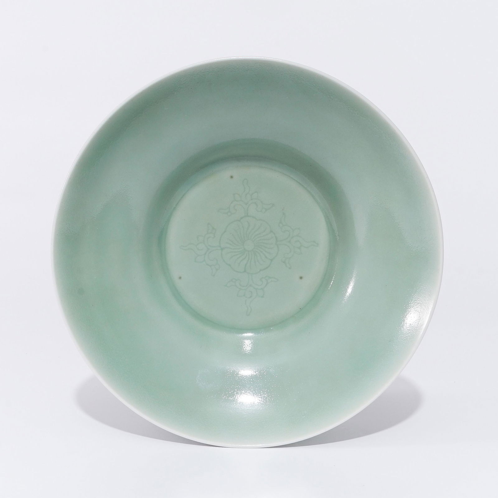 A celadon disc with a carved pattern in the Jiaqing period of the Qing Dynasty (1 of 4)