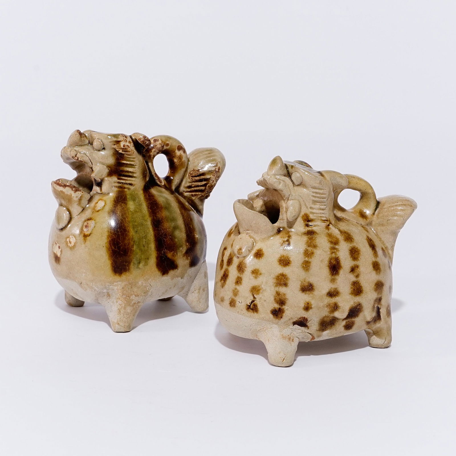 A pair of Changsha ware beast-shaped water containers with a pattern in the Tang Dynasty (1 of 5)