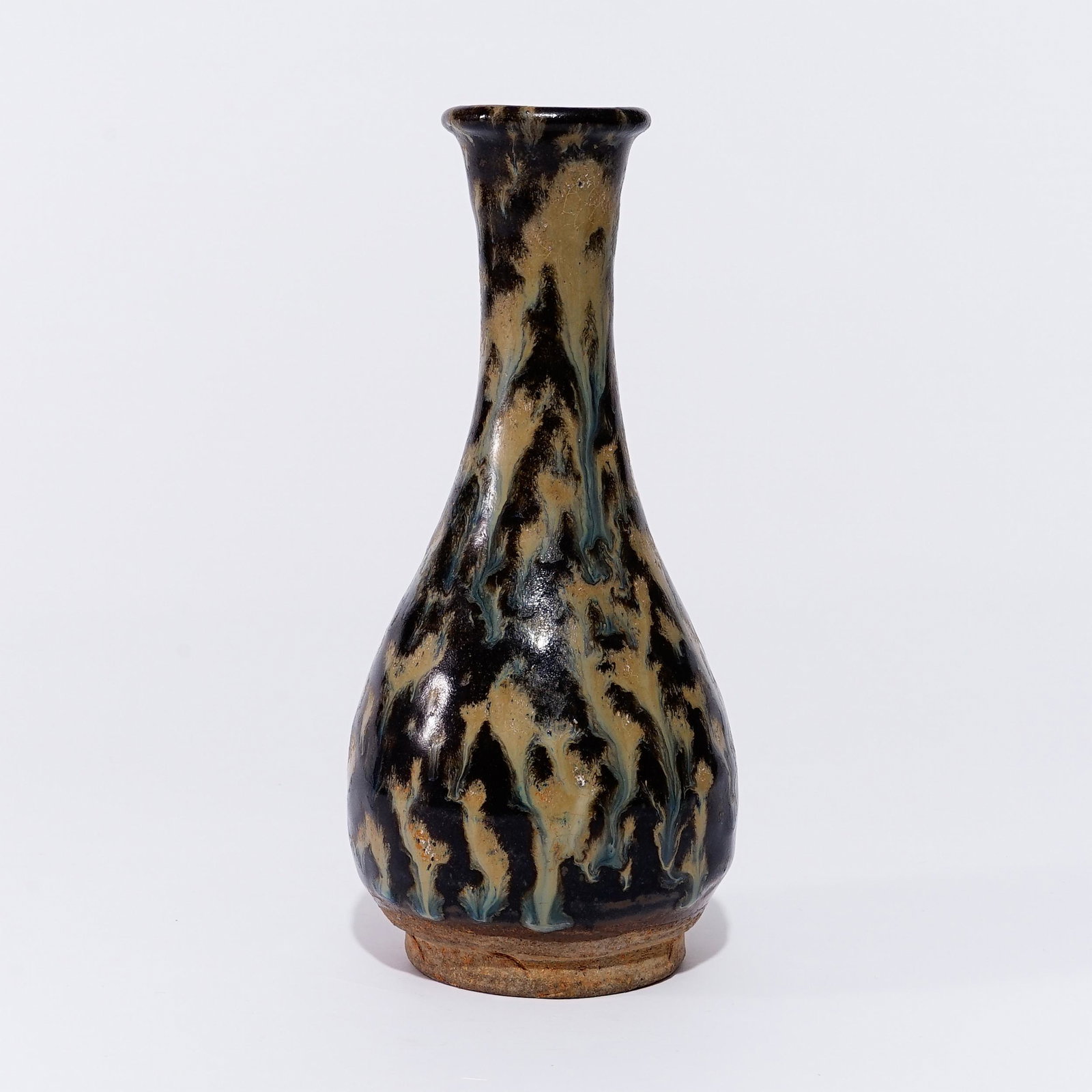 A  Jizhou ware vase with a pattern in the Song Dynasty (1 of 4)