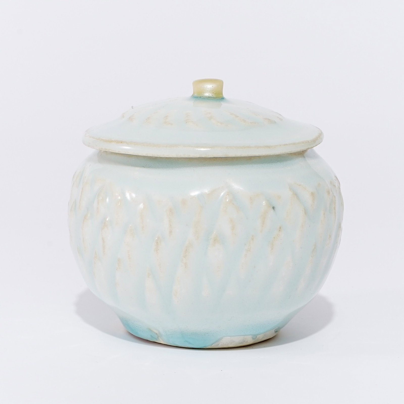A Hutian ware jar with a carved pattern in the Song Dynasty: A Hutian ware jar with a carved pattern in the Song DynastyH:7.8cm