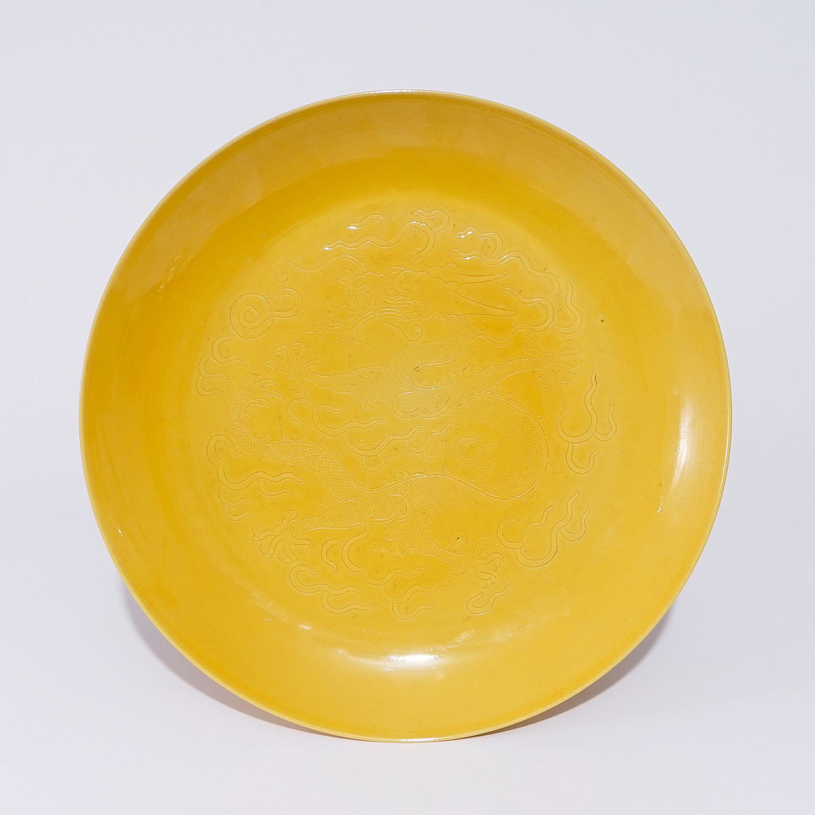 A yellow glaze plate with dragon pattern in the Guangxu period of the Qing Dynasty: A yellow glaze plate with dragon pattern in the Guangxu period of the Qing Dynasty Diam:31.4cm