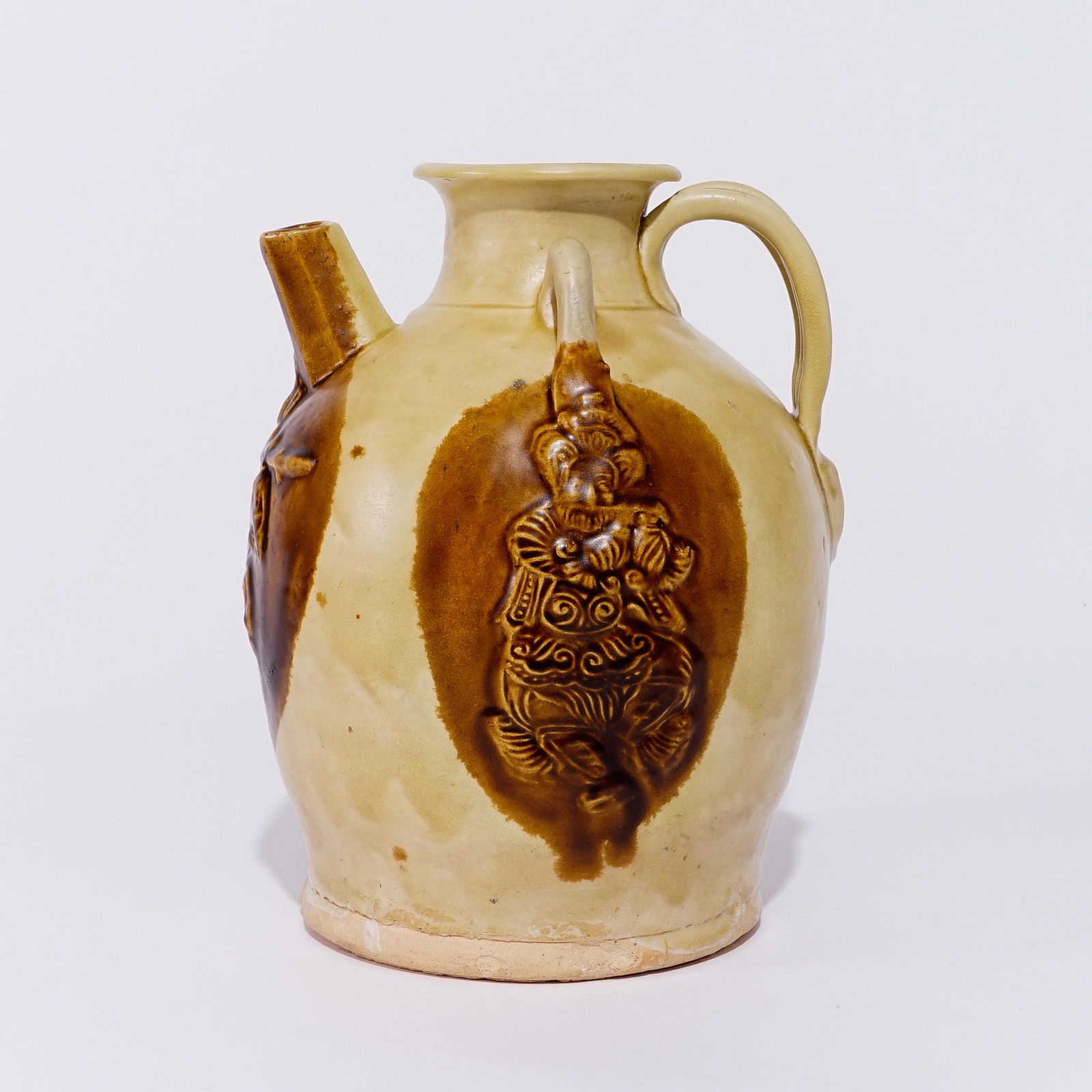 A Changsha ware pot with figures in the Tang Dynasty (1 of 6)