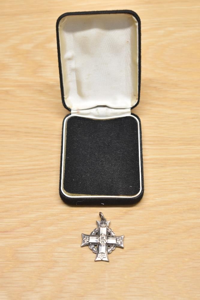 A George V WWI Silver Canadian Memorial Cross to 447942 PTE.H.WILLIAMS, The Canadian Memorial: A George V WWI Silver Canadian Memorial Cross to 447942 PTE.H.WILLIAMS, The Canadian Memorial Cross was issued to wives & mothers of Canadian Servicemen who died in WWI