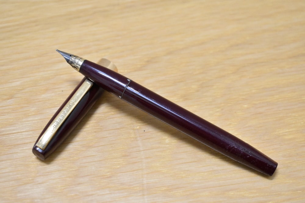 A Sheaffer Imperial III touchdown fill fountain pen in burgundy with broad band to base of the cap (1 of 3)