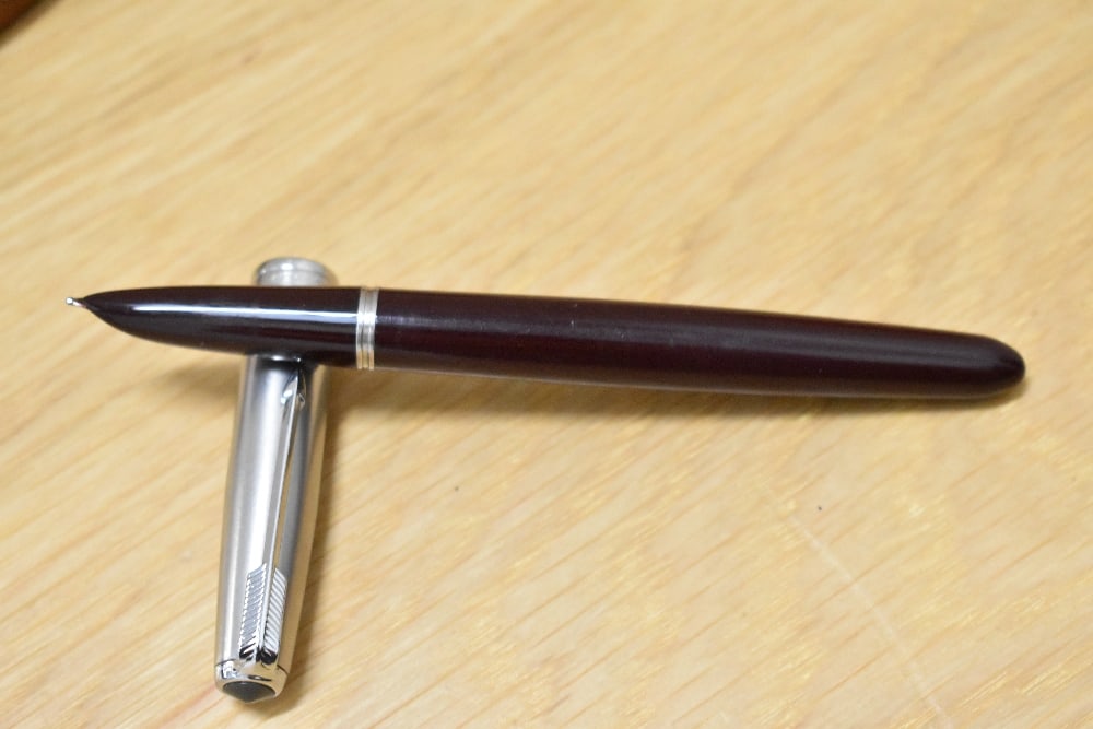 A Parker 51 aero fill fountain pen in burgundy with lustraloy cap. Boxed: A Parker 51 aero fill fountain pen in burgundy with lustraloy cap. Boxed