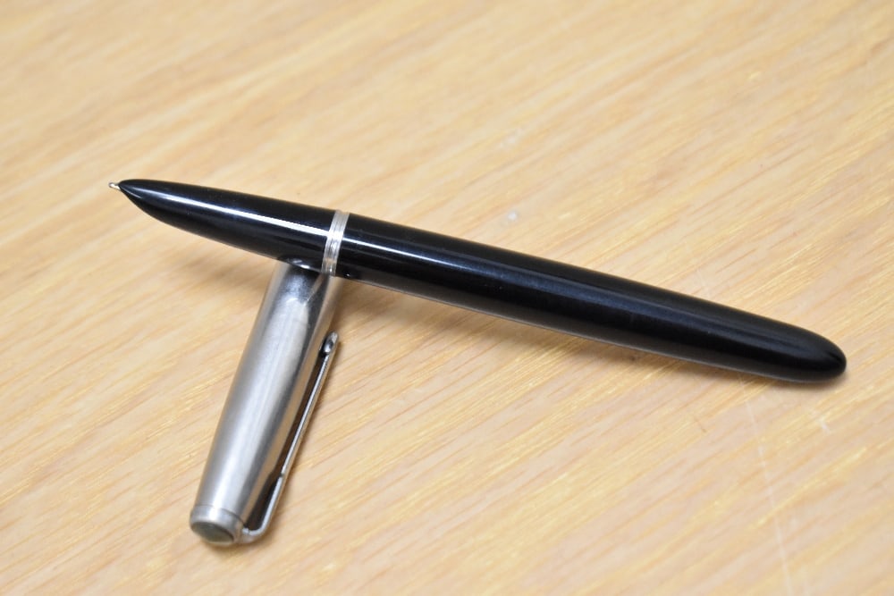 A Parker 51 MKI aerometric fill fountain pen in black with lutraloy cap.: A Parker 51 MKI aerometric fill fountain pen in black with lutraloy cap.