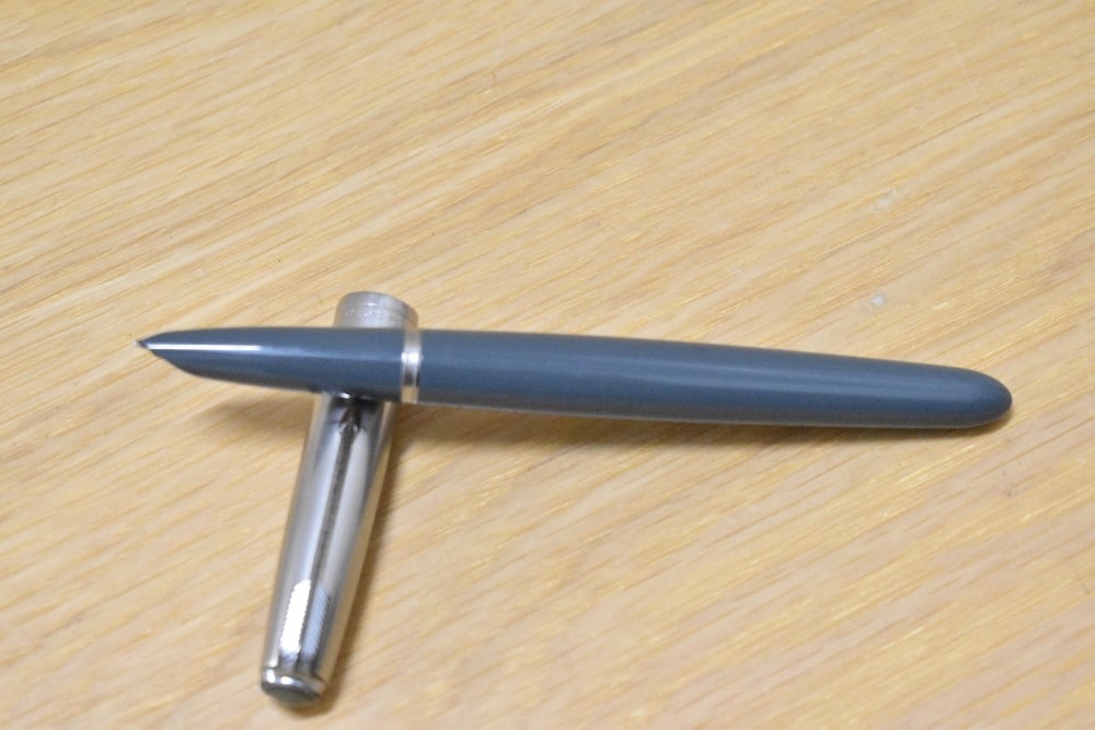 A Parker 51 MKI aerometric fill fountain pen in navy grey with lustraloy cap.: A Parker 51 MKI aerometric fill fountain pen in navy grey with lustraloy cap.