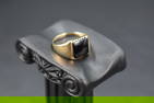 A gent's 9ct gold signet ring having black onyx square panel, size U & approx 2.9g