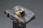 A gent's 9ct gold signet ring having black onyx square panel, size U & approx 2.9g