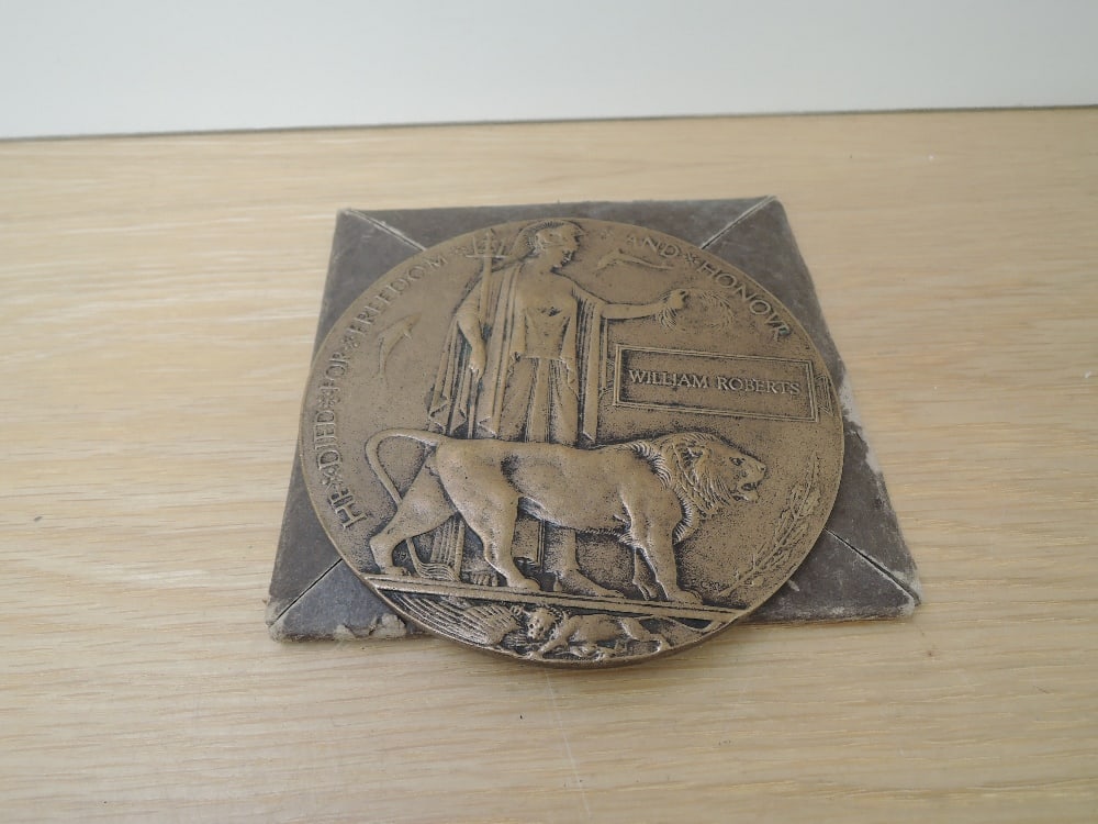 A WWI Bronze Death Plaque named to William Roberts with letter from Buckingham House signed George: A WWI Bronze Death Plaque named to William Roberts with letter from Buckingham House signed George and original card envolope