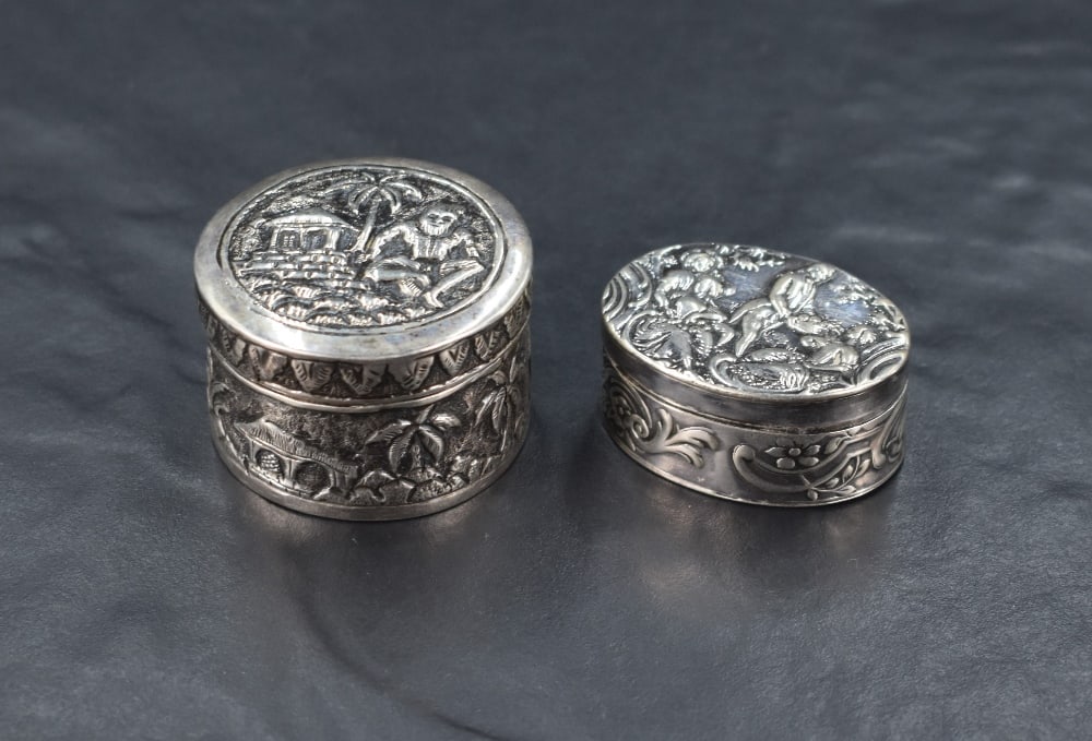 A .925 grade imported Hanau silver pill box, of oval hinged form decorated with classical figural: A .925 grade imported Hanau silver pill box, of oval hinged form decorated with classical figural scene and foliate scrolls, Hanau marks for Neresheimer, import marks for Chester 1907, importer B Mull