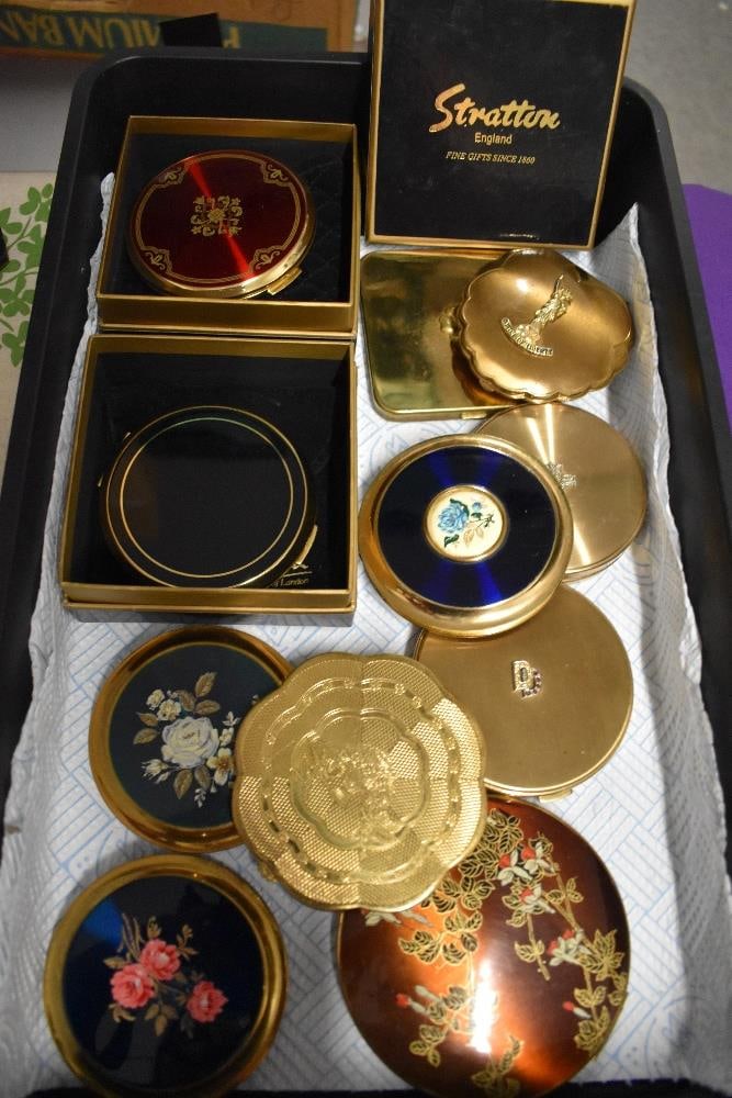 Eleven vintage compacts, including statue of Liberty compact and one having fuchsia decoration.: Eleven vintage compacts, including statue of Liberty compact and one having fuchsia decoration. one void of mirror, one with slight patina to mirror, otherwise good.