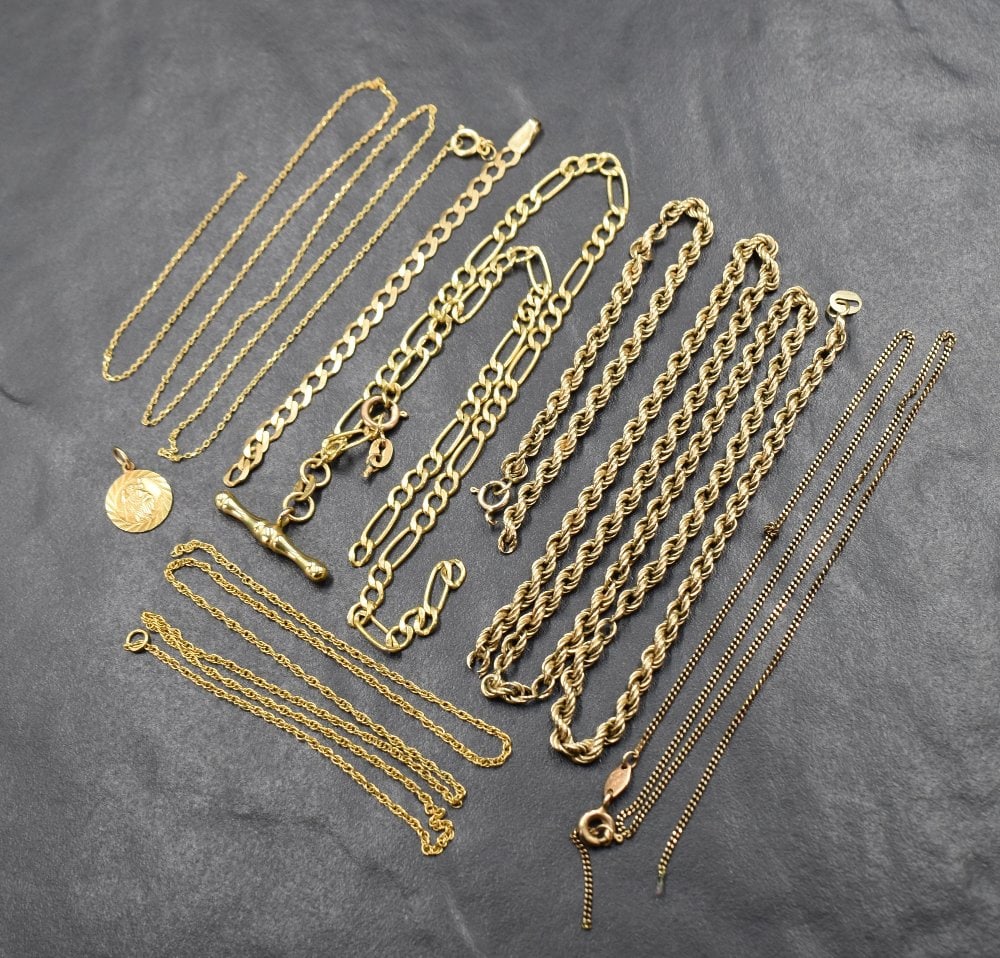A small selection of broken yellow metal chains, most marked 375/585 and a small 9ct gold St (1 of 1)