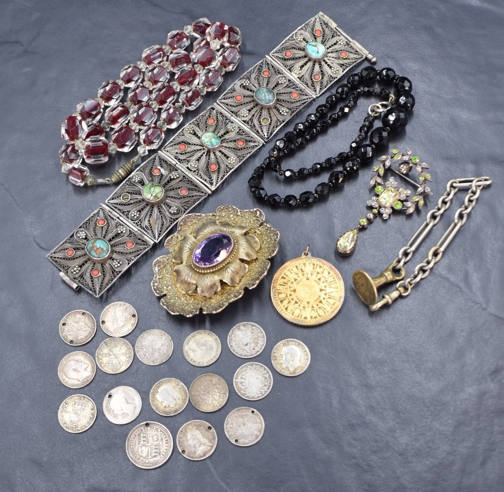 A small selection of vintage jewellery including silver three pennies, amethyst set buckle stamped (1 of 1)