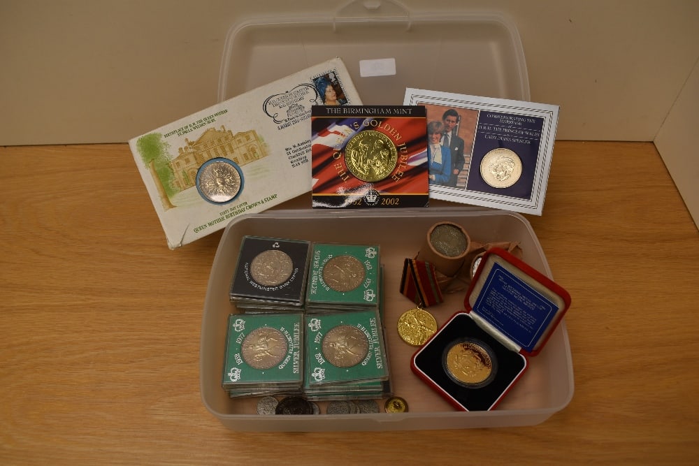A box of GB Silver Jubilee Crowns, in cases and loose along with other crowns and a GB Coins (1 of 1)