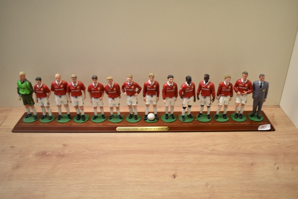A Danbury Mint, Champions of Europe 1999, Manchester United 13 players and Sir Alex Ferguson ceramic (1 of 1)