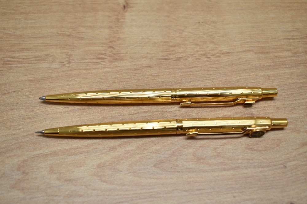 A Parker Classic ballpoint pen and propelling pencil set in rolled gold perle design (1 of 2)
