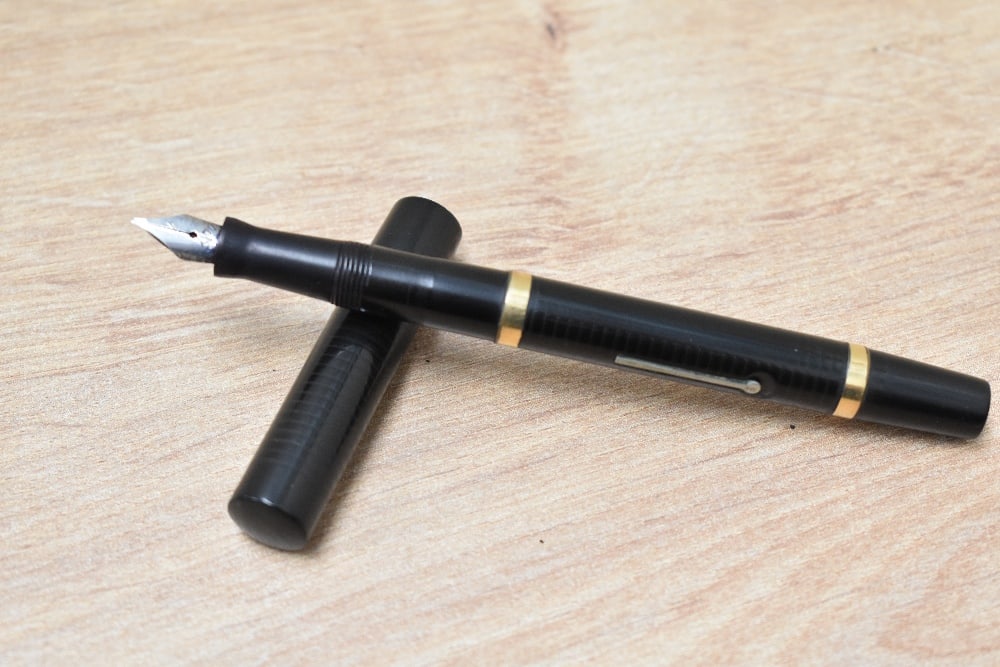 A Mabie Todd & Co Blackbird Self filler lever fill fountain pen in BHR having Platignum nib (1 of 3)