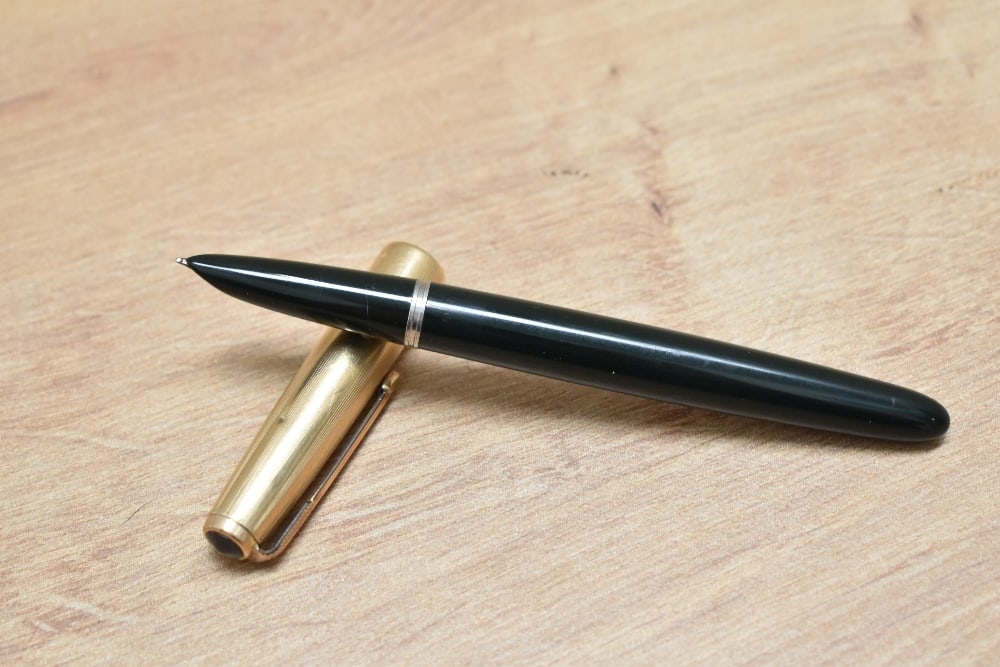 A Parker 51 aerometric fill fountain pen in forest green with rolled gold cap: A Parker 51 aerometric fill fountain pen in forest green with rolled gold cap