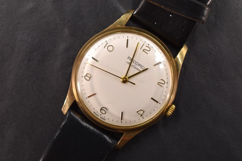 A gent's 9ct gold Record Deluxe manual wrist watch having Arabic numeral and baton dial to (1 of 6)
