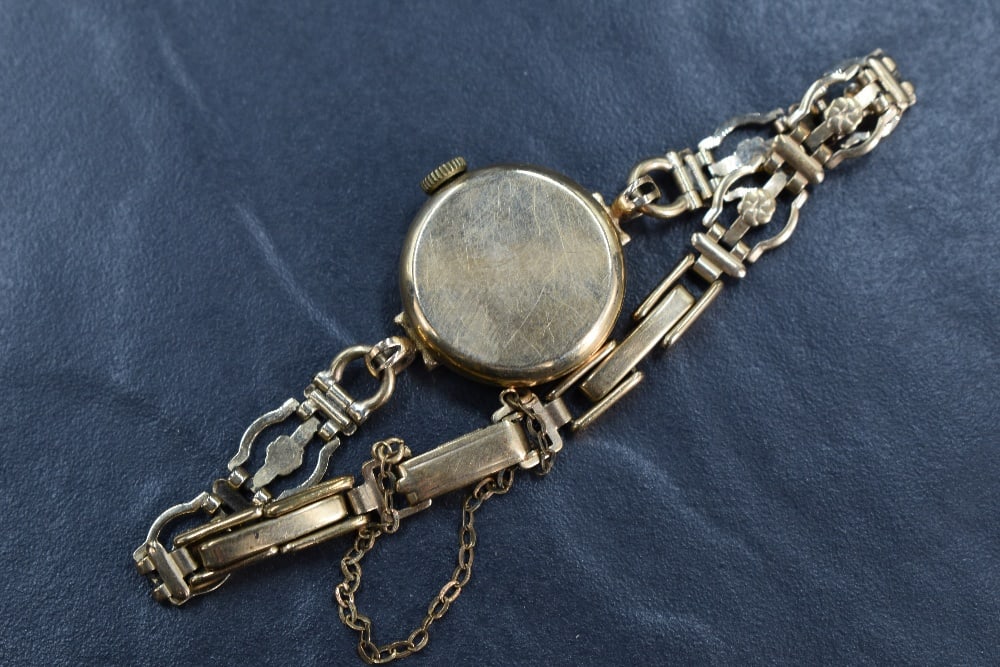 A 9ct gold cased Rotary wristwatch, the champagne dial with baton and Arabic numerals, on a 9ct gold (1 of 3)