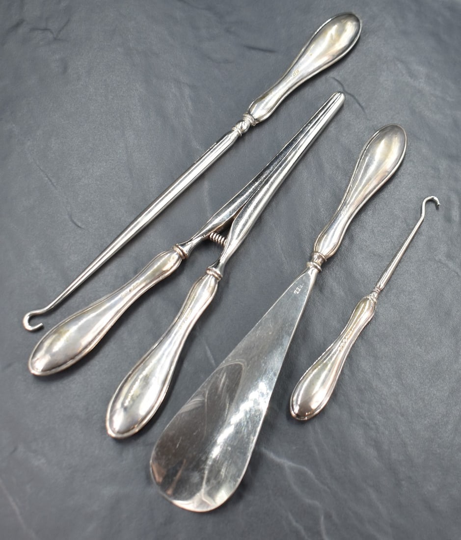 A cased late Edwardian and George V silver handled dressing set, comprising a shoe horn, glove (1 of 4)