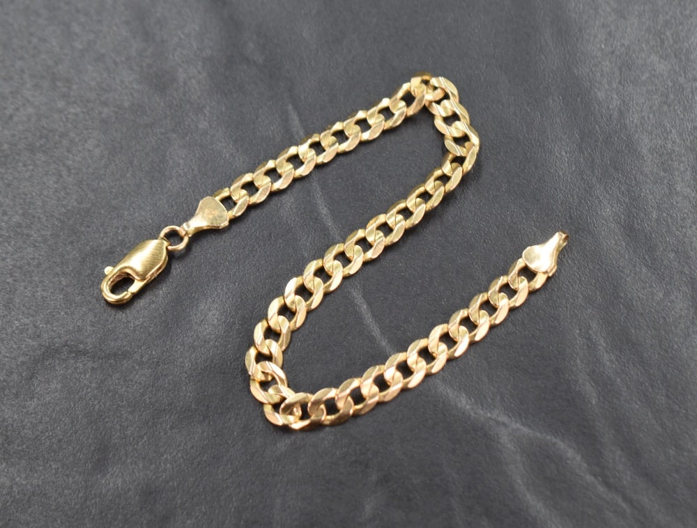 A 9ct gold curb link bracelet, approx 200mm & 8.4g (1 of 1)
