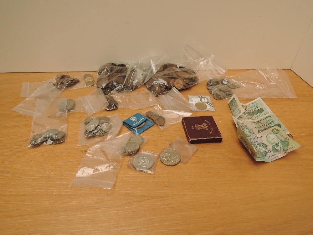 A box of GB Coins, Farthing to Crown, No Silver seen, three Bank of Scotland One Pound Notes, 1995: A box of GB Coins, Farthing to Crown, No Silver seen, three Bank of Scotland One Pound Notes, 1995 Two Pound Coin in plastic wallet etc