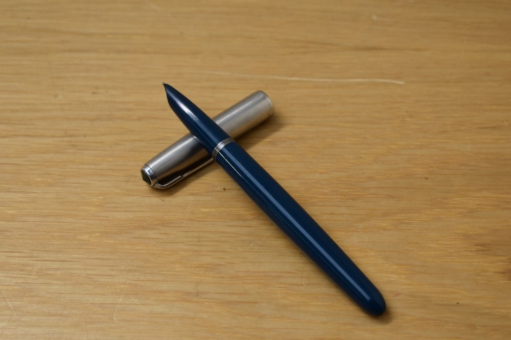 A boxed Parker 51 aeromatic fill fountain pen in teal with lustraloy cap. (1 of 3)