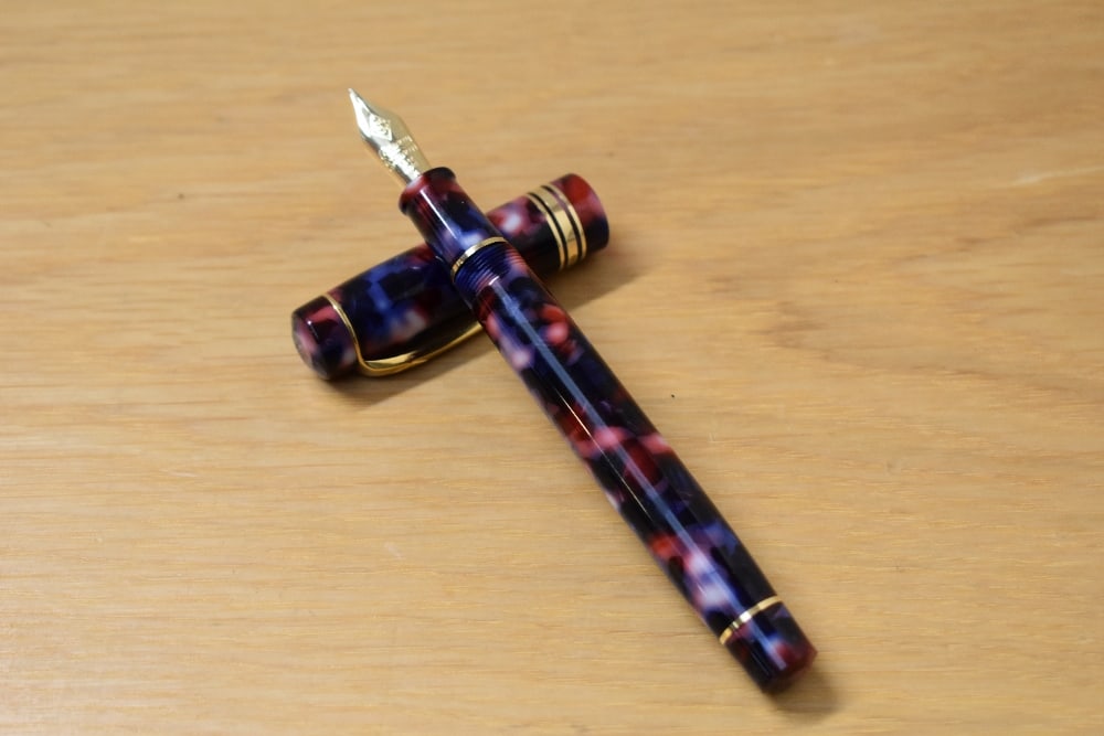 A Presentation boxed Conway Stewart Belliver 100 Nebula converter fill fountain pen in mottled (1 of 3)