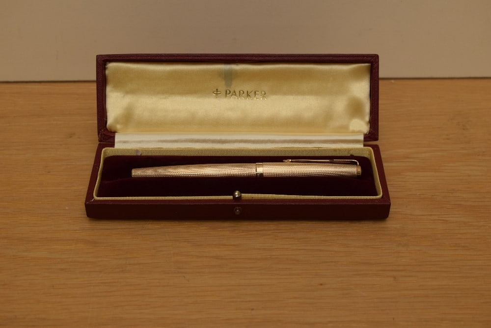 A boxed Parker 61 Presidential converter fill fountain pen 9ct gold fine barley pattern (1 of 3)