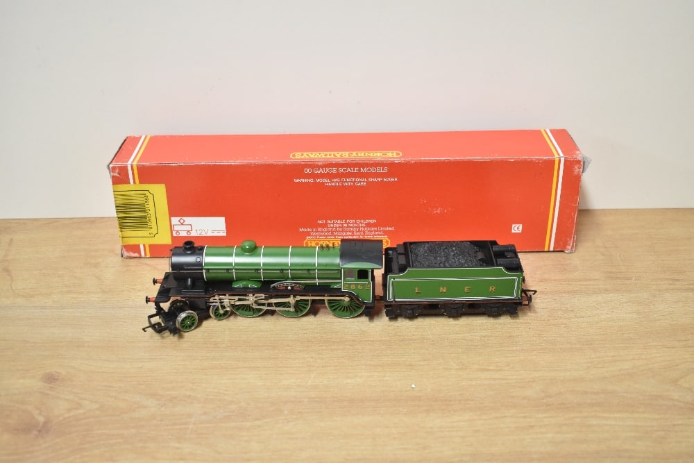 A Hornby 00 gauge R188 LNER 4-6-0 Arsenal Loco & Tender 2862, in original box with inner: A Hornby 00 gauge R188 LNER 4-6-0 Arsenal Loco & Tender 2862, in original box with inner packaging, very little use