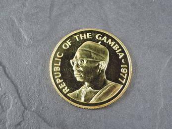 A 1977 Gambia 500 Dalasis Gold Coin, Sitatunga to reverse, Uncirculated in plastic capsule and