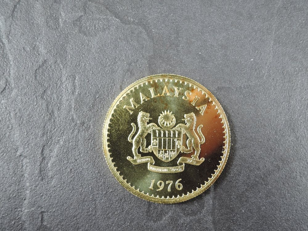 A 1976 Malaysia 500 Ringgit Gold Coin, Malayan Tapir to reverse, Uncirculated in plastic capsule (1 of 3)
