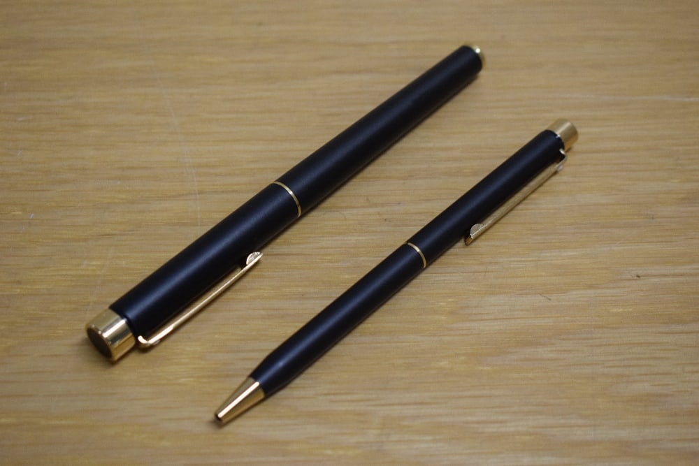 A Sheaffer Targa 1003 GT 2nd edition Clasic converter cartridge fill fountain pen and ballpoint: A Sheaffer Targa 1003 GT 2nd edition Clasic converter cartridge fill fountain pen and ballpoint pen in matte black having Sheaffer 585 14ct nib