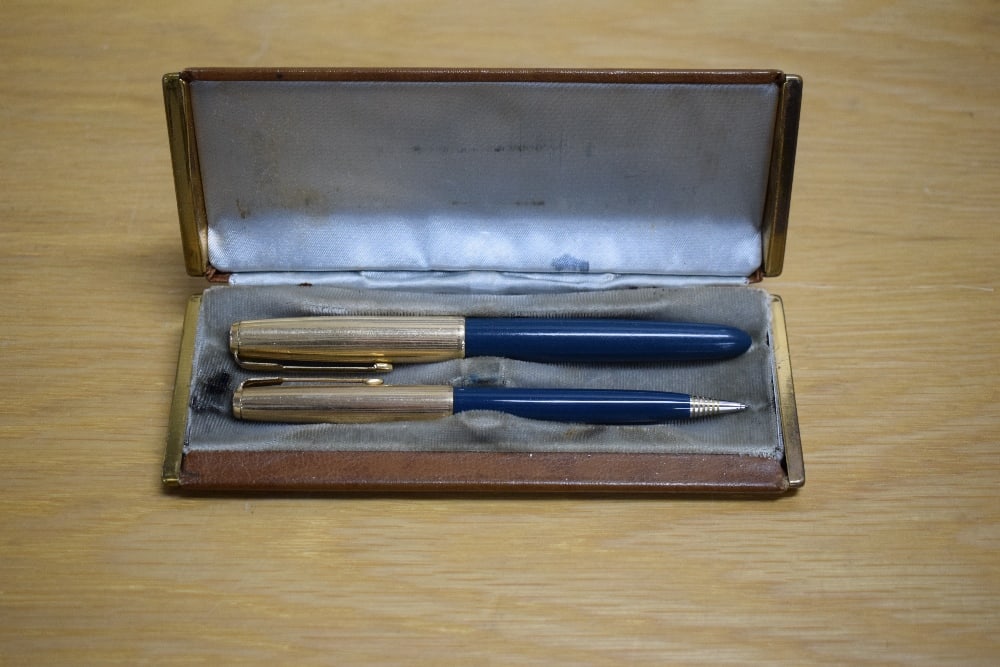 A boxed Parker 51 MKII aerometric fill fountain pen and propelling pencil in Teal blue with rolled: A boxed Parker 51 MKII aerometric fill fountain pen and propelling pencil in Teal blue with rolled gold cap