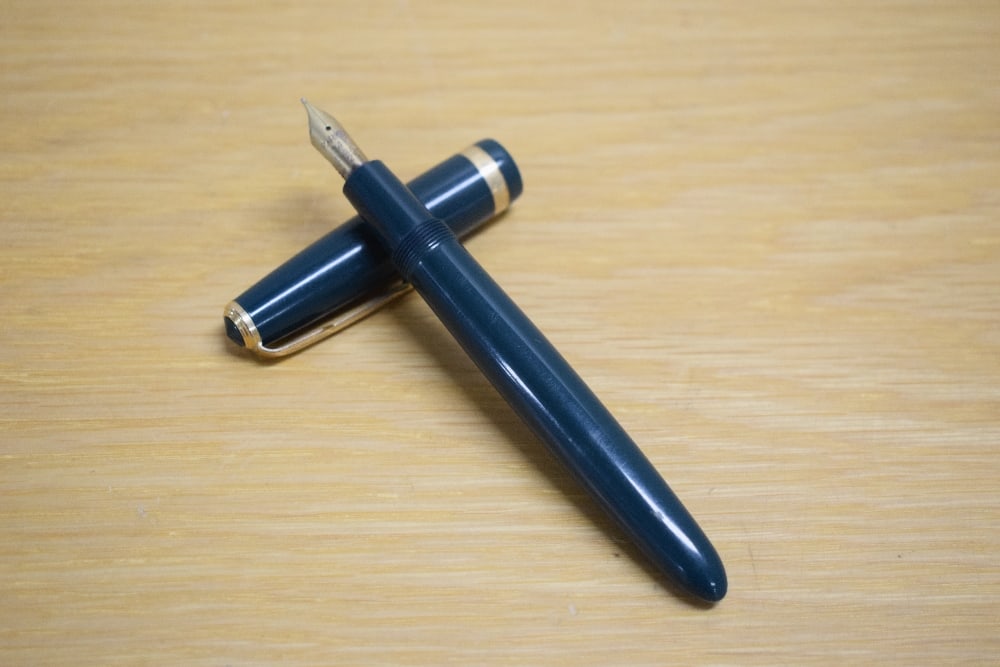 A Parker Duofold aerometric fill fountain pen in green with chevron cap band having Parker 14K: A Parker Duofold aerometric fill fountain pen in green with chevron cap band having Parker 14K England 25 nib
