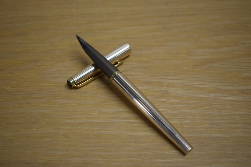 A Parker 50 Signet converer fill fountain pen gold plated fluted design having medium nib: A Parker 50 Signet converer fill fountain pen gold plated fluted design having medium nib