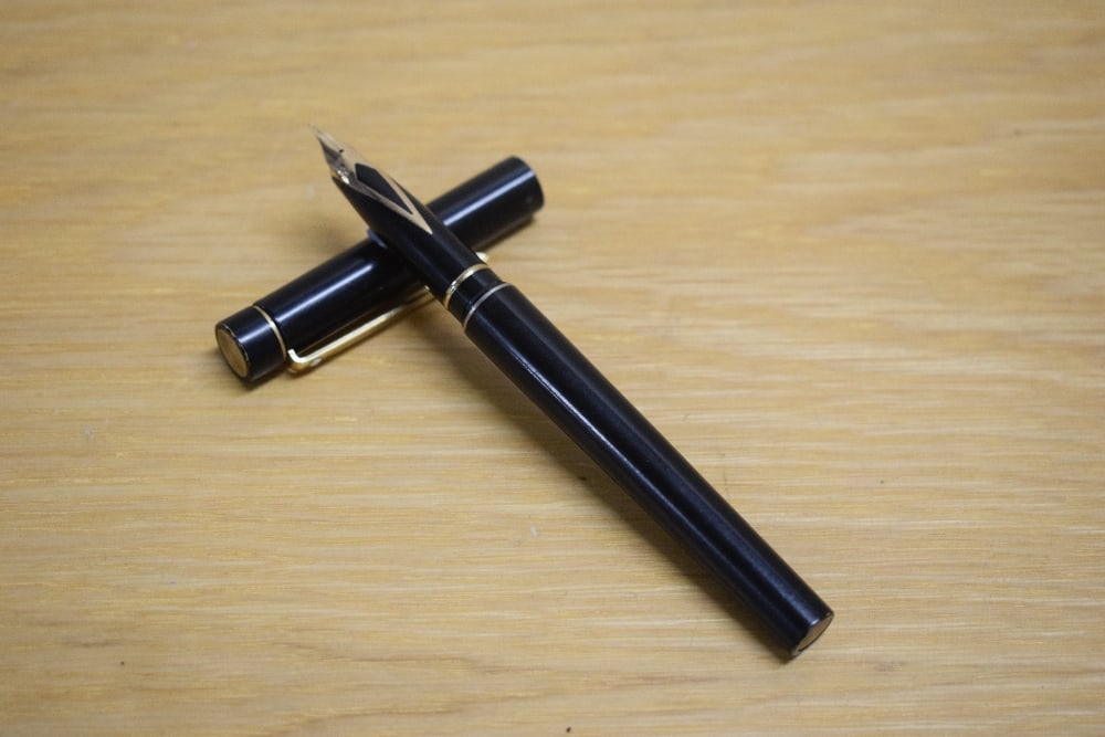 A Sheaffer Targa 1003 Classic GT 1st edition converter cartridge fill fountain pen matte black: A Sheaffer Targa 1003 Classic GT 1st edition converter cartridge fill fountain pen matte black having Sheaffer 14k USA 585 nib