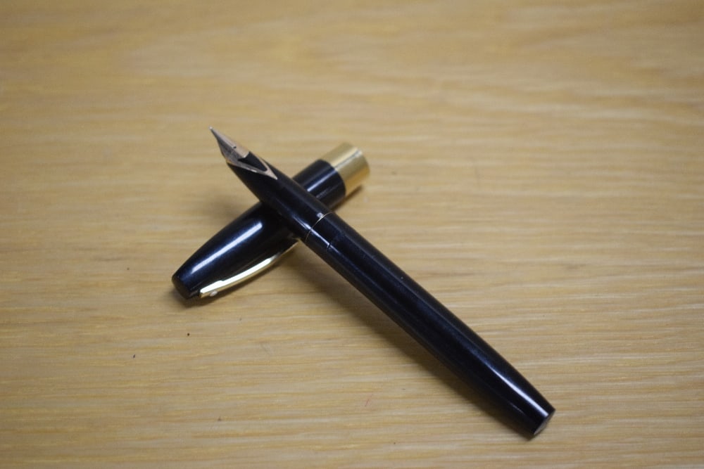 A Sheaffer Imperial IV cartridge fill fountain pen in black with gold trim having Sheaffer 14K 585 (1 of 3)