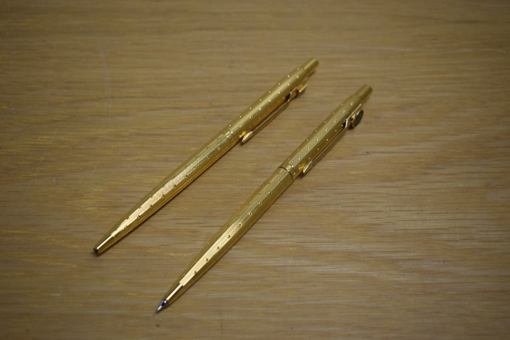 A Parker Classic ballpoint pen and propelling pencil set in rolled gold perle design (1 of 1)
