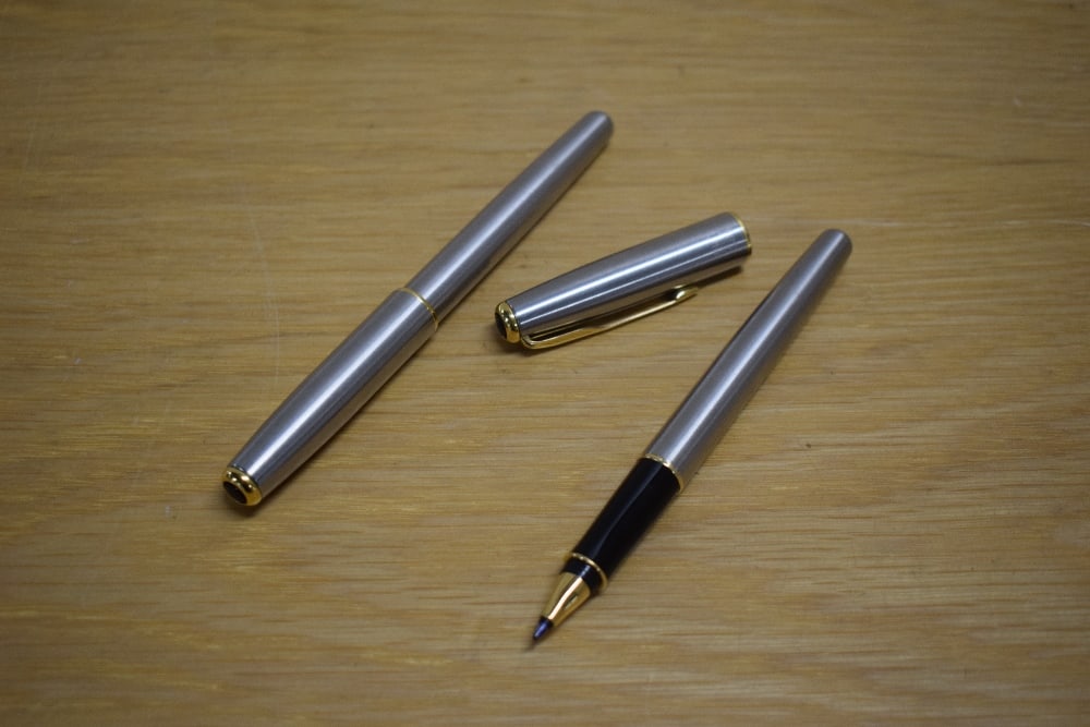 A Parker Sonnet Flighter converter fill fountain pen and rollerball pen with gold trim to the cap (1 of 3)