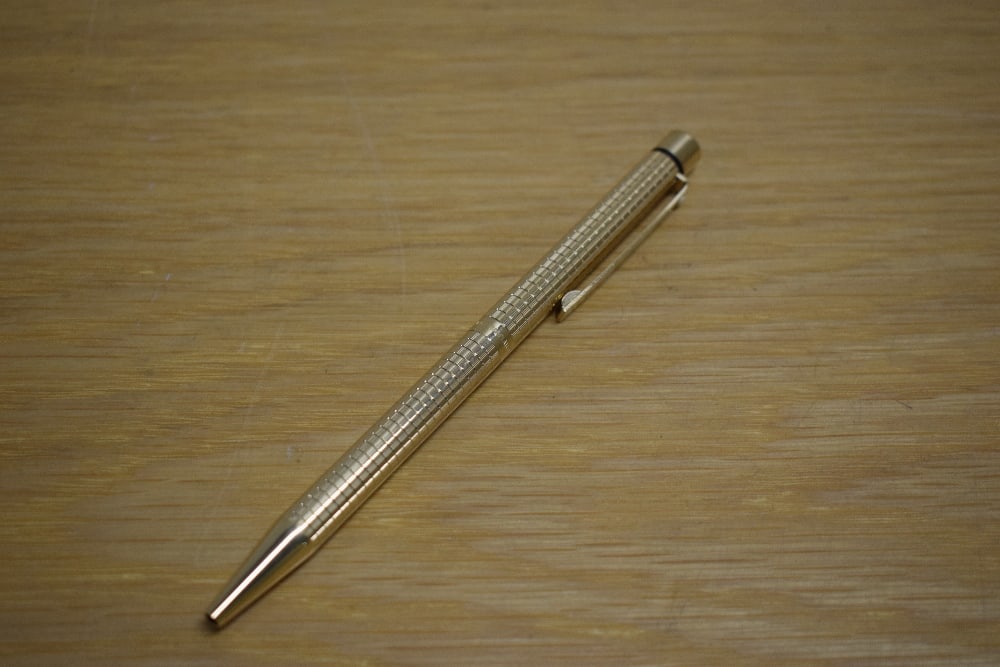 A Sheaffer Targa 1007 Classic ballpoint pen in gold plated geometric pattern (1 of 1)