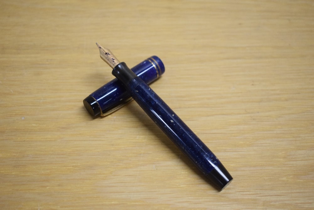A Parker Duofold Senior button fill fountain pen in lapis lazulii with two gold bands to the cap (1 of 3)