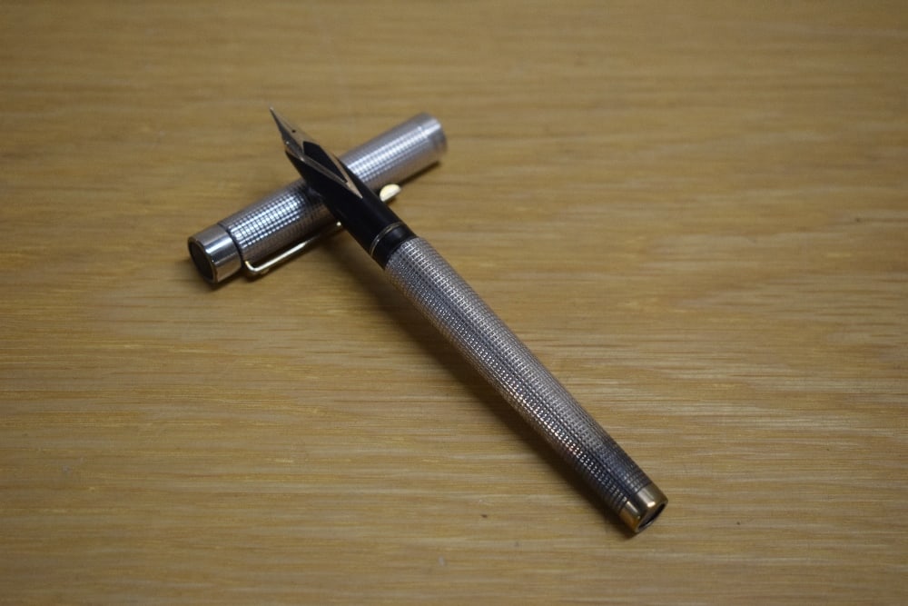 A Sheaffer Targa 1010X GT Classic converter cartridge fill fountain pen in silver plated diamond: A Sheaffer Targa 1010X GT Classic converter cartridge fill fountain pen in silver plated diamond square pattern having Sheaffer 585 14ct nib