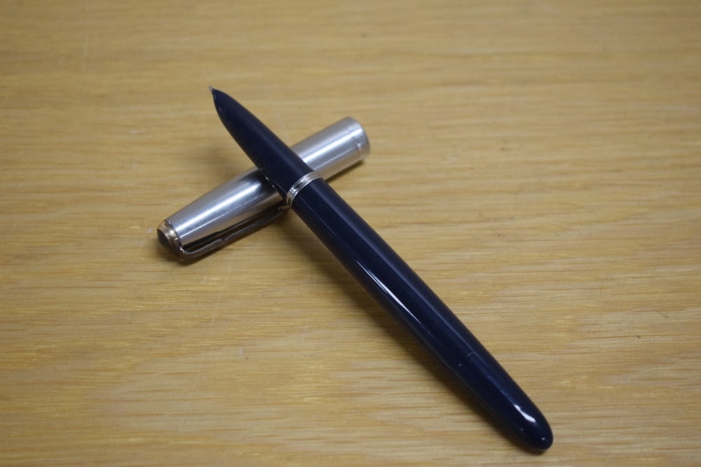 A Parker 51 MKII aerometric fill fountain pen in navy blue with lustraloy cap with blue diamond to: A Parker 51 MKII aerometric fill fountain pen in navy blue with lustraloy cap with blue diamond to clip.