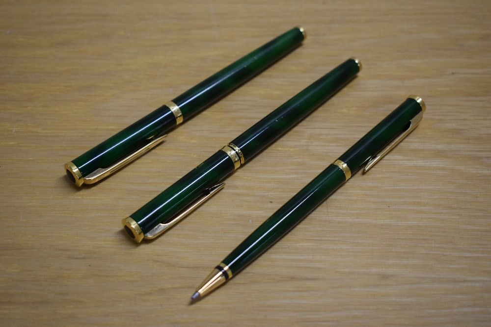 A Waterman Maestro cartridge fill fountain pen in Green Laque (another spares and repairs) with a: A Waterman Maestro cartridge fill fountain pen in Green Laque (another spares and repairs) with a Waterman Paris 18K 750 nib with a Waterman Maestro ballpoint pen in Green Laque
